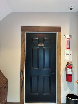 Interior - Est 1925 Historic suite 107 (Madison)