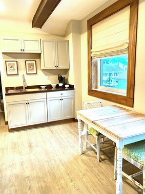 Dining - Est 1925 Historic suite 107 (Madison)