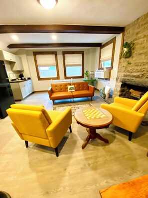 Living area - Est 1925 Historic suite 107 (Madison)