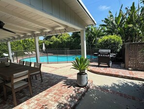 Outdoor dining - LA Modern Vacation Retreat New Listing (Los Angeles)