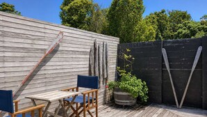 Outdoor dining - Sailors Cottage - Oneroa Village Cottage (Waiheke Island)