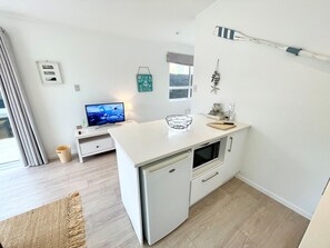 Micro-ondes, plaque de cuisson, cafetière/bouilloire, grille-pain