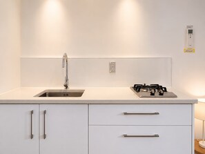 Cafetera i tetera, microones, placa de cuina i bullidora elèctrica 