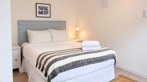 1 bedroom, iron/ironing board, WiFi, bed sheets - Sailors Cottage - Oneroa Village Cottage (Waiheke Island)