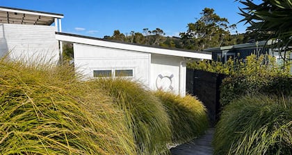 Sailors Cottage - Oneroa Village Cottage