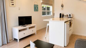 TV, offices - Sailors Cottage - Oneroa Village Cottage (Waiheke Island)