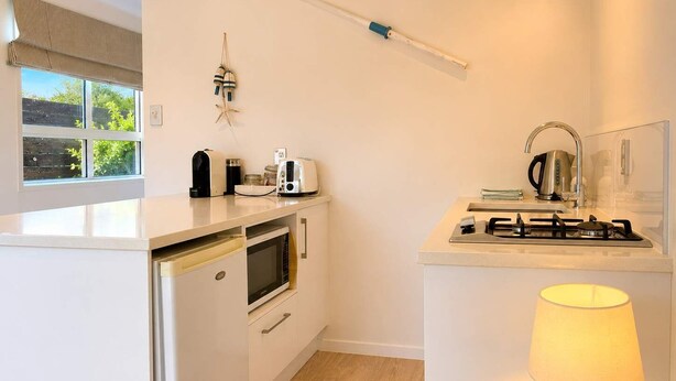 Coffee/tea maker, microwave, stovetop, electric kettle - Sailors Cottage - Oneroa Village Cottage (Waiheke Island)