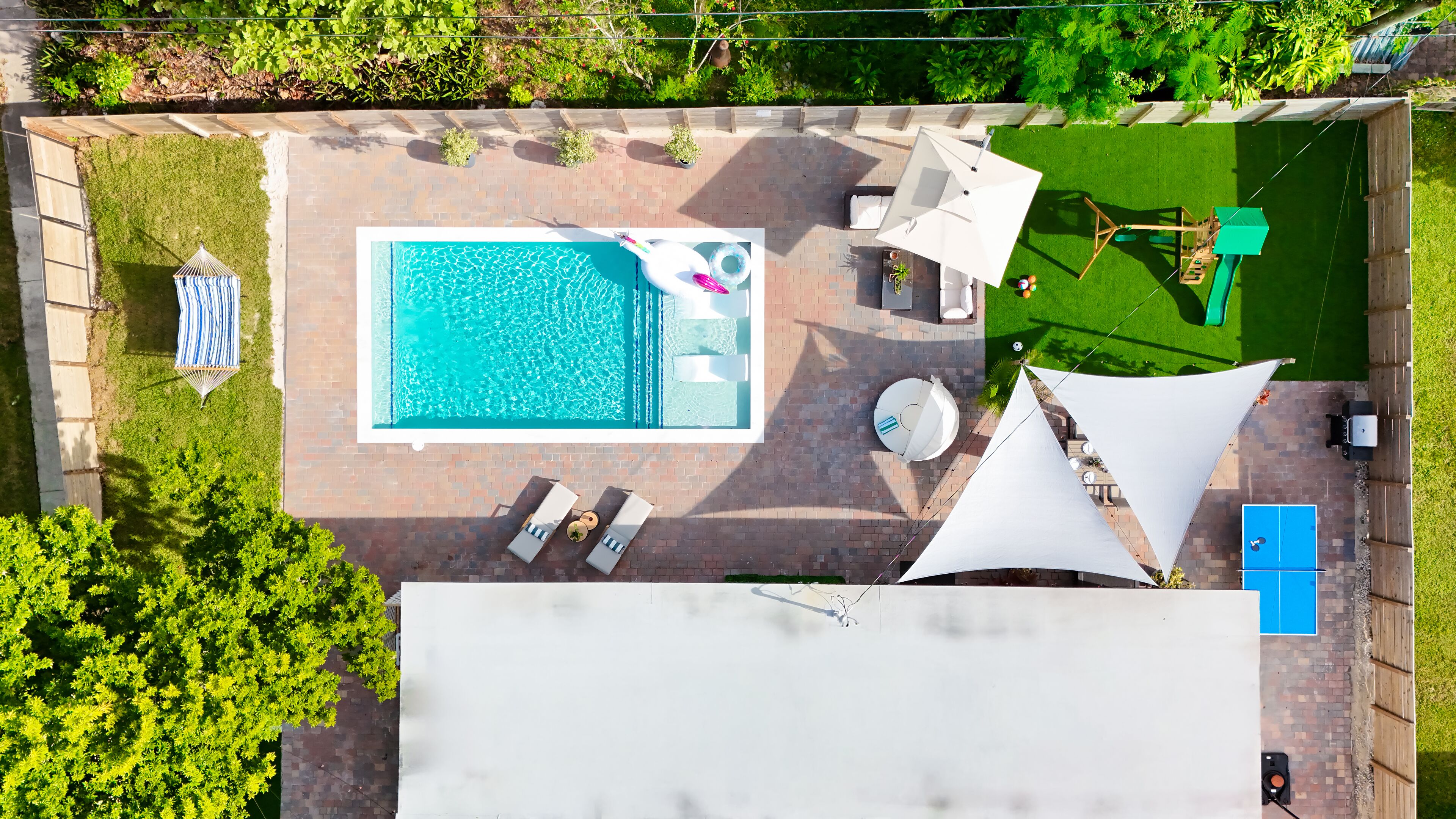 Alberca al aire libre y alberca climatizada