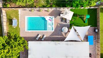 Alberca al aire libre y alberca climatizada