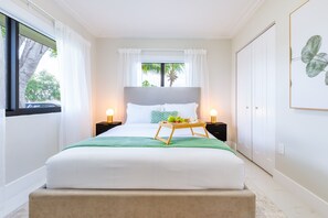 4 soverom, skrivebord, strykejern/-brett og reiseseng for barn