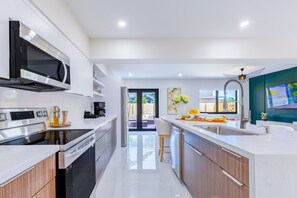 Kjøleskap, mikrobølgeovn, ovn og kokeplater