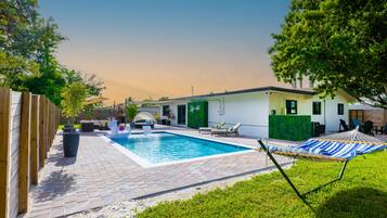 Una piscina al aire libre, una piscina climatizada