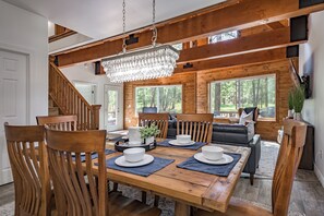 Dining - Charming Cottage-Backs the Nat.Forest with Spa, AC/Heat, Fire Pit and Game Room! (Munds Park)