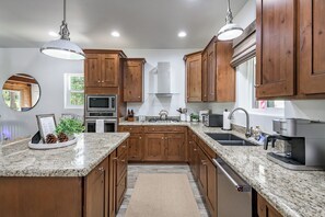 Fridge, microwave, oven, stovetop - Charming Cottage-Backs the Nat.Forest with Spa, AC/Heat, Fire Pit and Game Room! (Munds Park)