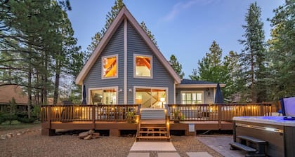 Charming Cottage-Backs the Nat.Forest with Spa, AC/Heat, Fire Pit and Game Room!