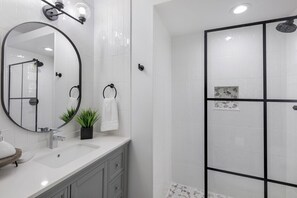 Dusche, Haartrockner, Handtücher, Seife