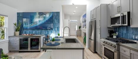 Jääkaappi, mikroaaltouuni, uuni, liesi