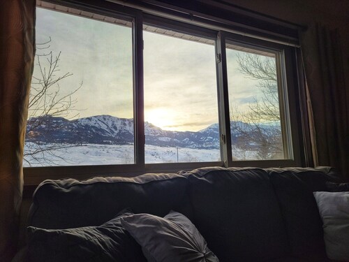 Lost Pines Guesthouse - Beautiful views and only 5 minutes to Yellowstone Park