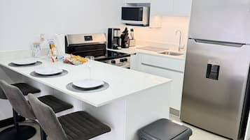 Refrigerador, microondas, horno y parrilla de estufa