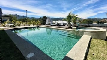 Piscine extérieure, piscine chauffée