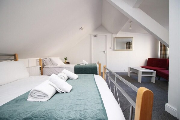 5 bedrooms, WiFi, bed sheets