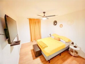 2 bedrooms, iron/ironing board, WiFi, bed sheets - 2-BR 1 Q, 2F beds and queen Sofabed with WiFi, AC, Free Parking , TVs all Rooms (Houston)