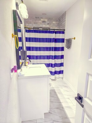 Dusch, hårtork, handdukar och tvål