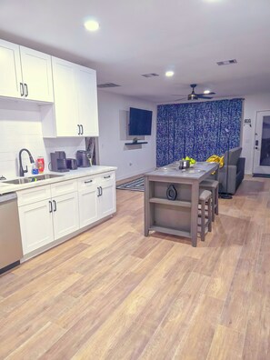 Fridge, microwave, oven, stovetop - 2-BR 1 Q, 2F beds and queen Sofabed with WiFi, AC, Free Parking , TVs all Rooms (Houston)