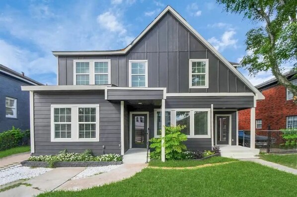 Exterior - 2-BR 1 Q, 2F beds and queen Sofabed with WiFi, AC, Free Parking , TVs all Rooms (Houston)