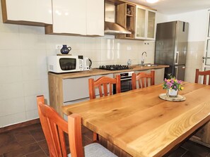 Fridge, oven, dishwasher, cookware/dishes/utensils