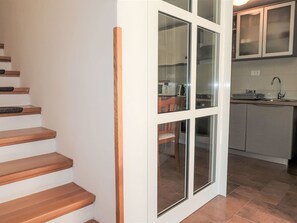 Fridge, oven, dishwasher, cookware/dishes/utensils