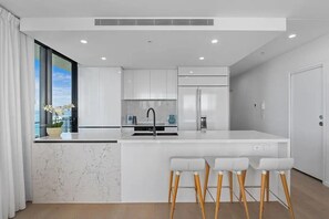 Réfrigérateur, four à micro-ondes, un four, surface de cuisson