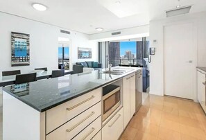 Fridge, microwave, oven, stovetop - Only meters to The Casino, PacFair & The Beach (Gold Coast)
