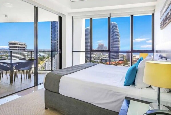 2 bedrooms, free WiFi, bed sheets - Only meters to The Casino, PacFair & The Beach (Gold Coast)