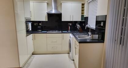 Garland Modern Spacious Apartment With Garden, Edgware