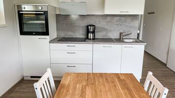 Kühlschrank, Ofen, Geschirrspüler, Kochgeschirr/Geschirr/Besteck