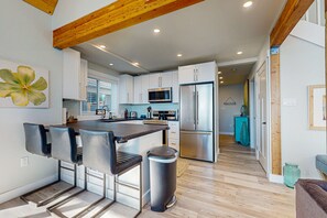 Een koelkast, een magnetron, een oven, een kookplaat