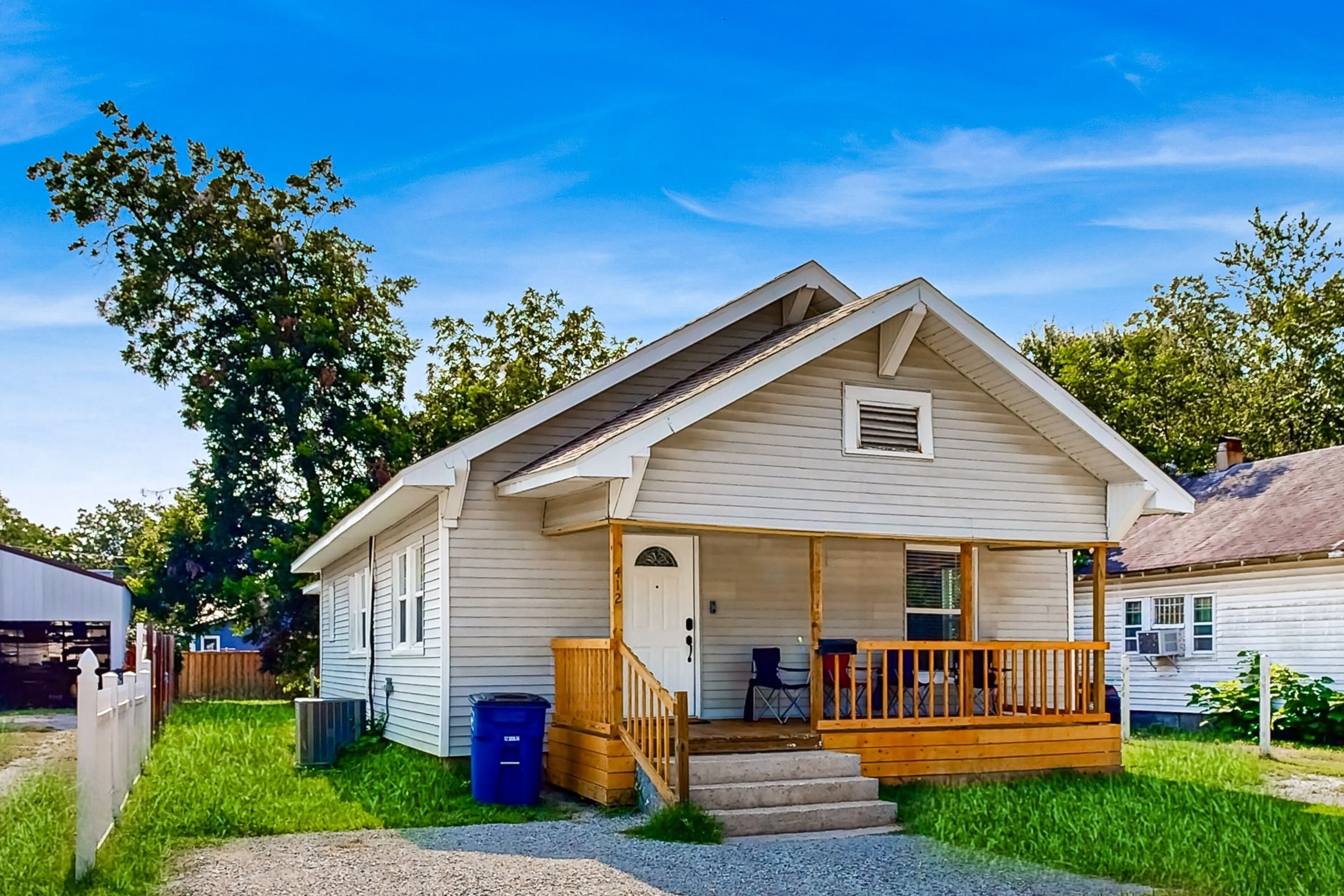 Newly remodeled home near Route 66 w/ WiFi, AC, Washer/Dryer