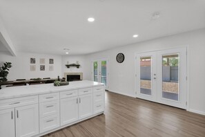 Interior - Newly renovated, this home offers a modern retreat with amenities (Tempe)