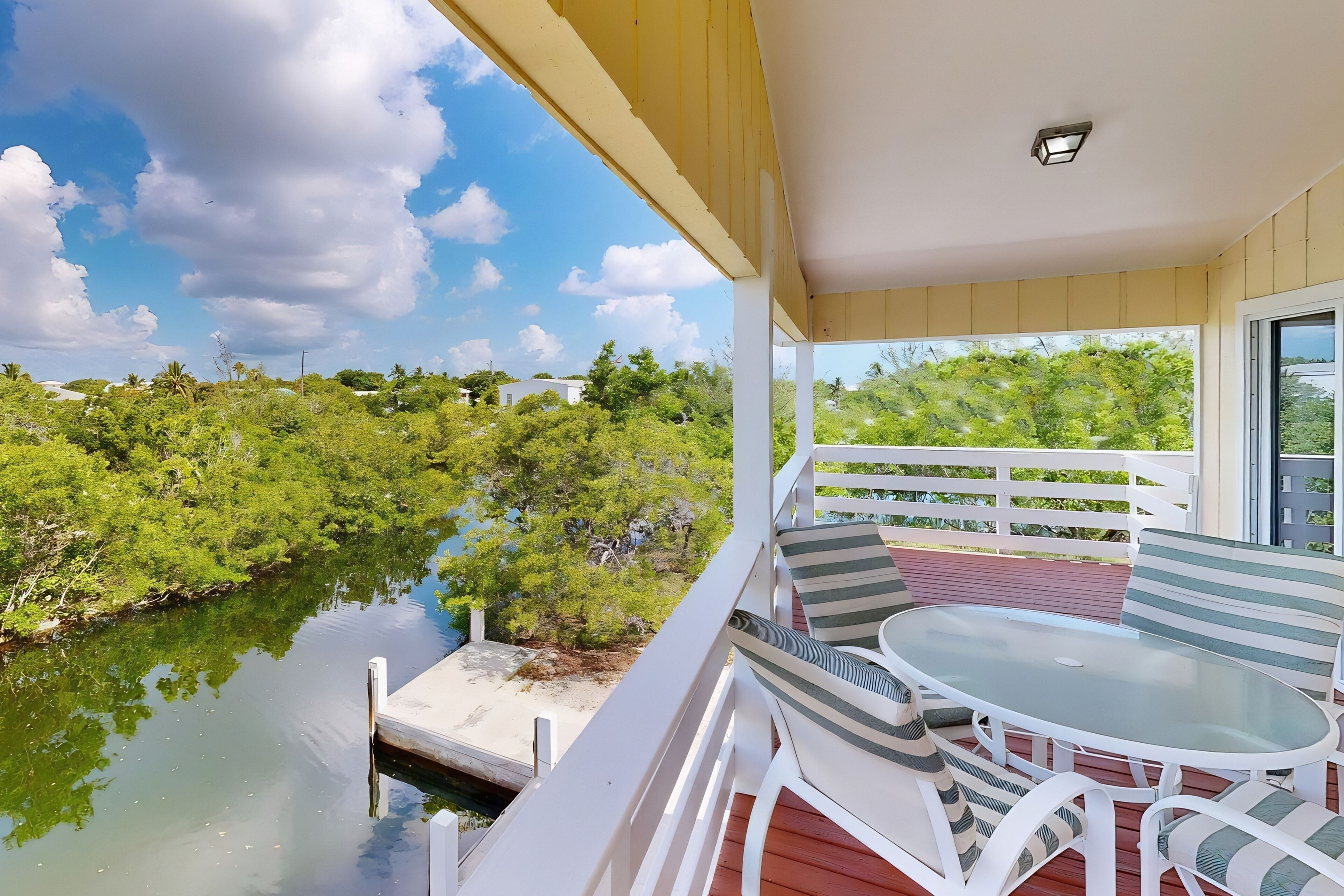 Cozy canal front home, large kitchen, WIFI, central AC