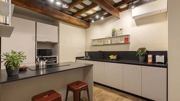 KĂŒhlschrank, Mikrowelle, Ofen, Herdplatte