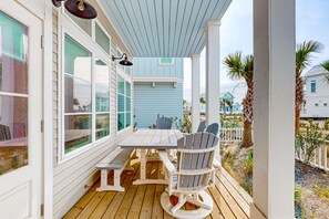 Outdoor dining - Luxurious coastal retreat in Waters Edge, steps from beach, pool, and dining (Port Aransas)