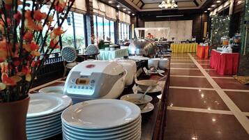 Petit déjeuner complet (200 THB par personne)