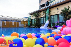 Outdoor pool - Ruean Phae Royal Park Hotel (Phitsanulok)