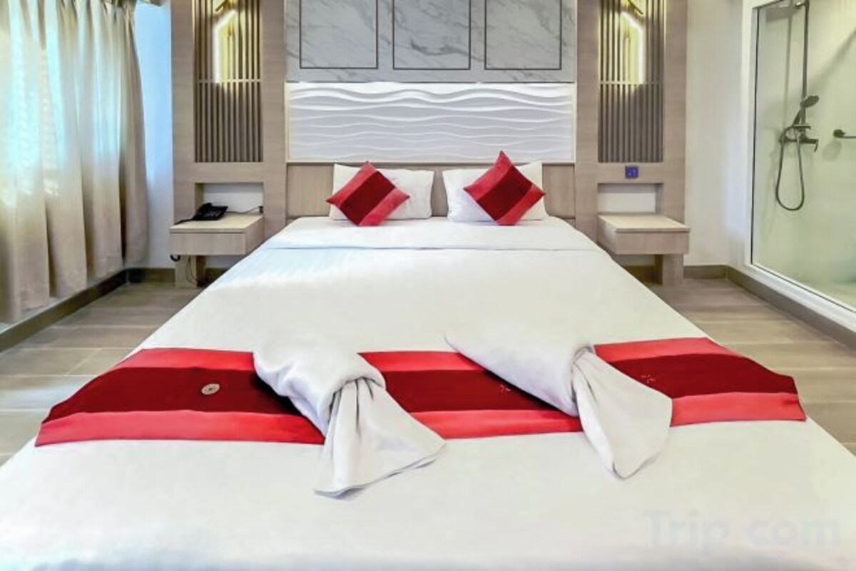 Desk, soundproofing, free WiFi, bed sheets