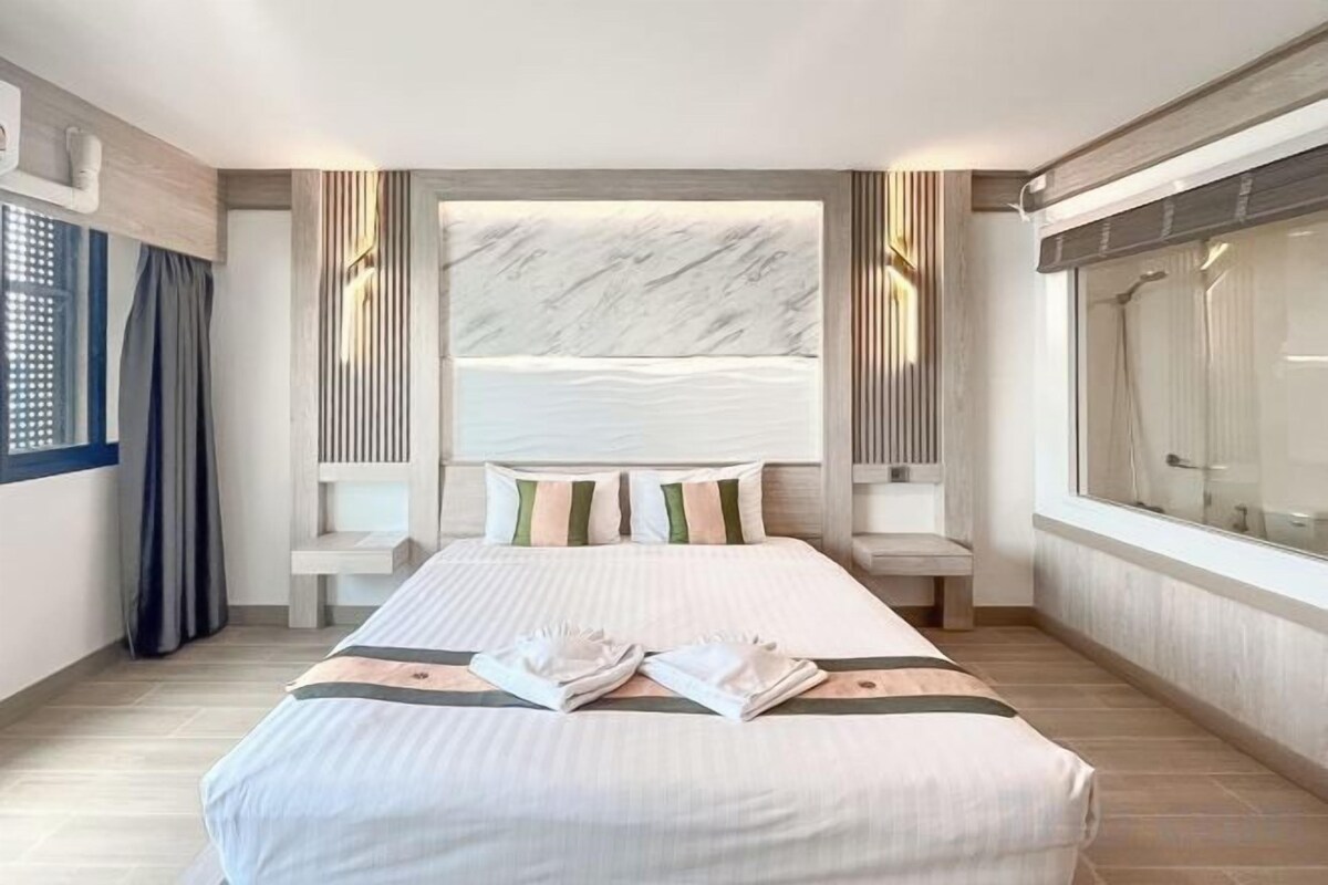 Desk, soundproofing, free WiFi, bed sheets