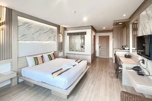 Deluxe Double Room | Bathroom | Hair dryer, towels, soap, shampoo - Ruean Phae Royal Park Hotel (Phitsanulok)