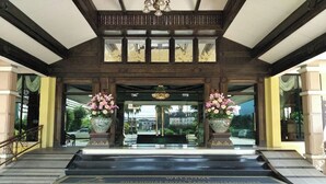 A grand entrance with a stone staircase leading up to a reception area. - Ruean Phae Royal Park Hotel (Phitsanulok)