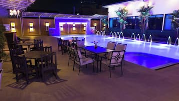 Una piscina al aire libre