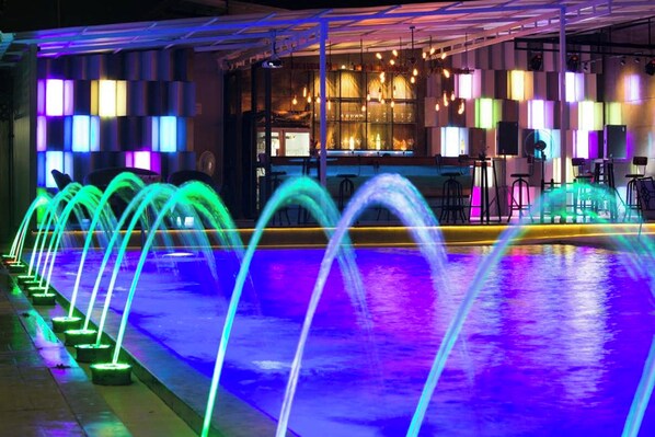 Outdoor pool - Ruean Phae Royal Park Hotel (Phitsanulok)